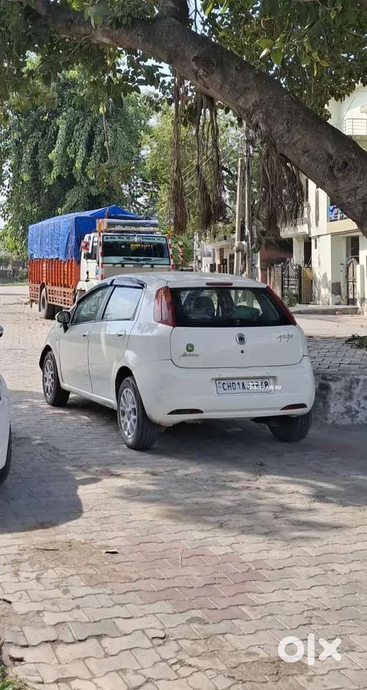 Fiat_punto_diesel_2011_chandigarh_number