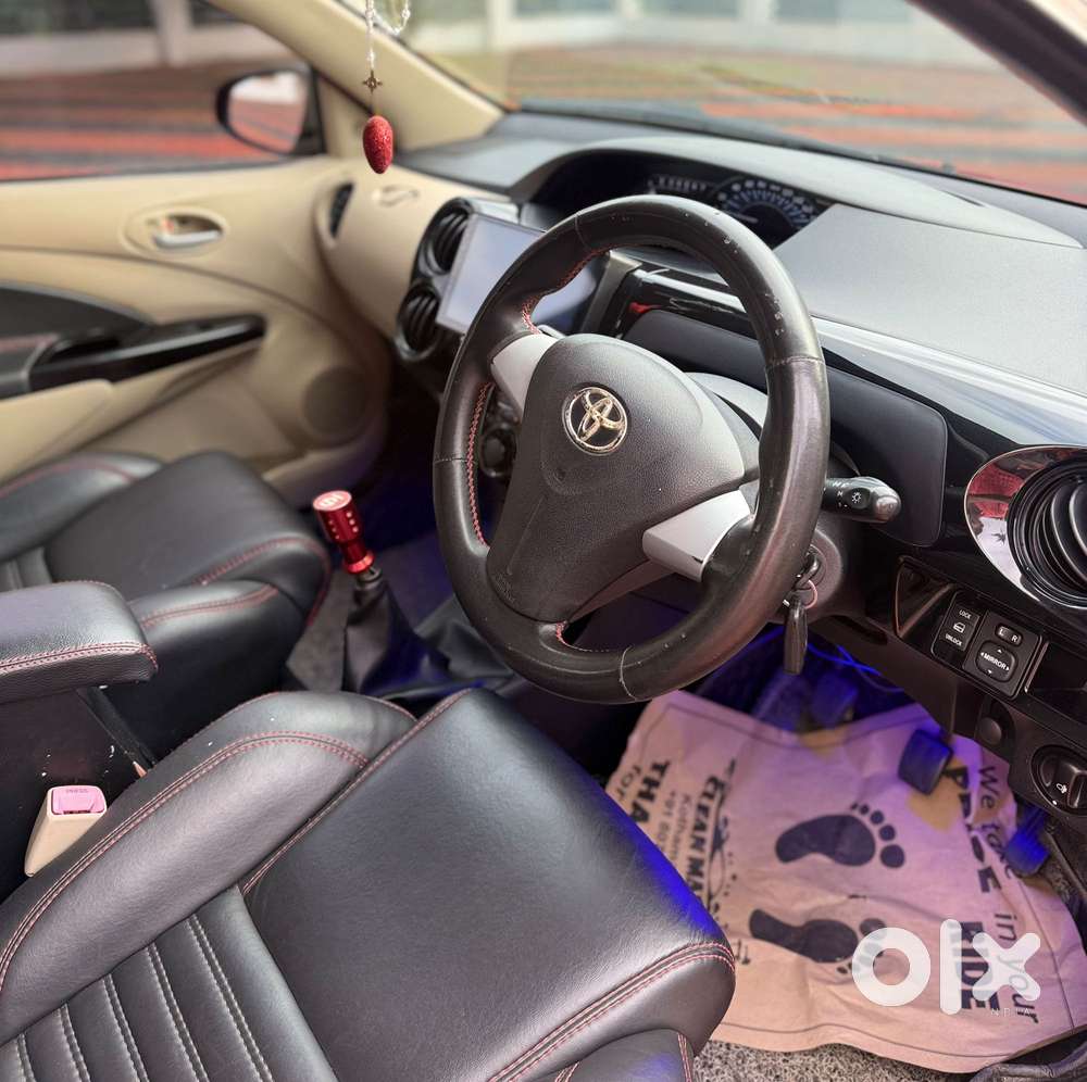 Toyota Etios Liva V Dual Tone, 2017, Petrol