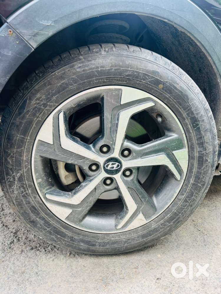 Hyundai Creta Black Top Model + Sunroof