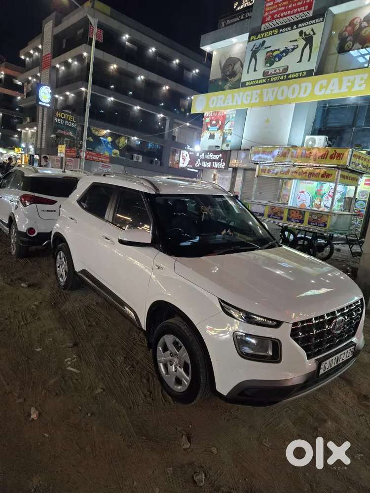 Well Maintained Venue S Petrol + Cng White Colour For Sale
