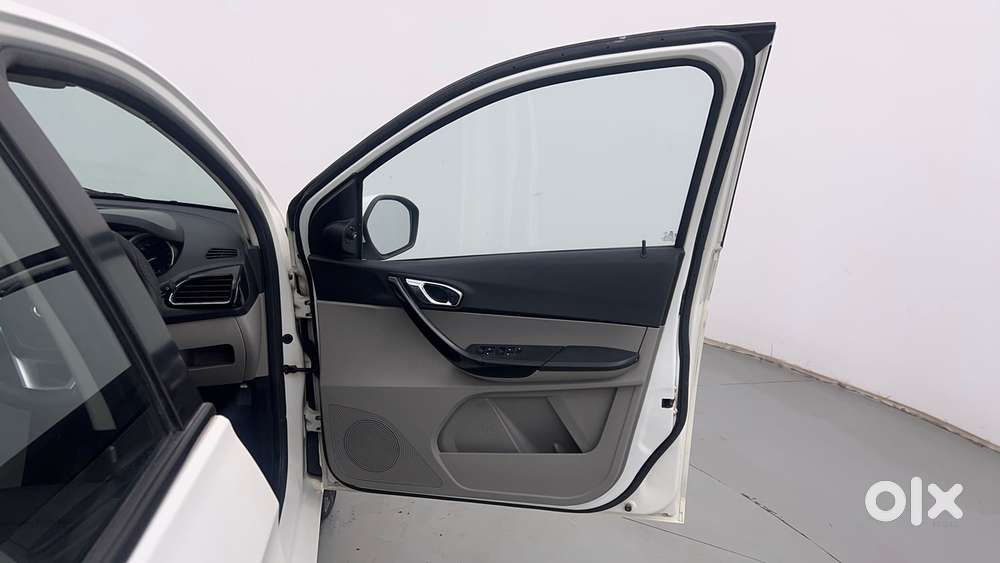 Tata Tiago Xza, 2017, Petrol