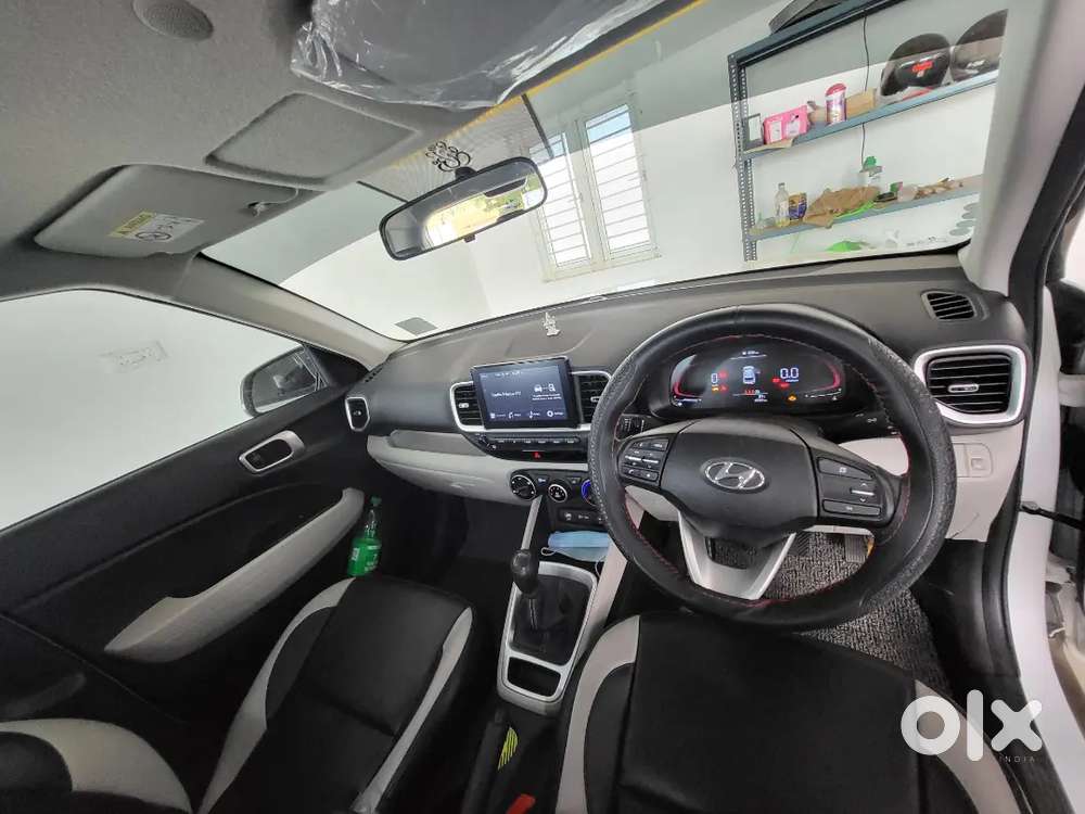 Hyundai Venue 2023 Petrol 6713 Km Driven