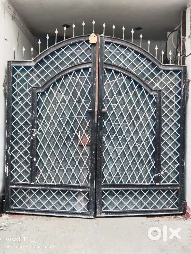 Main gate iron