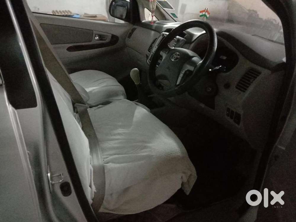 Innova 2.5 V 8 Seater