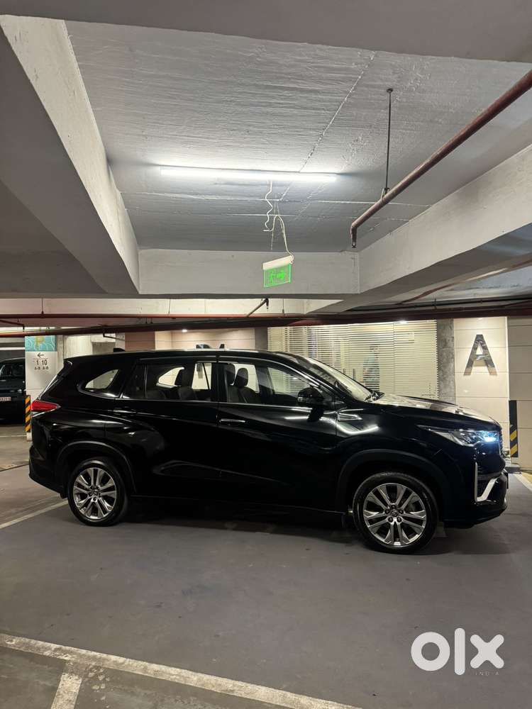 Toyota Innova Hycross