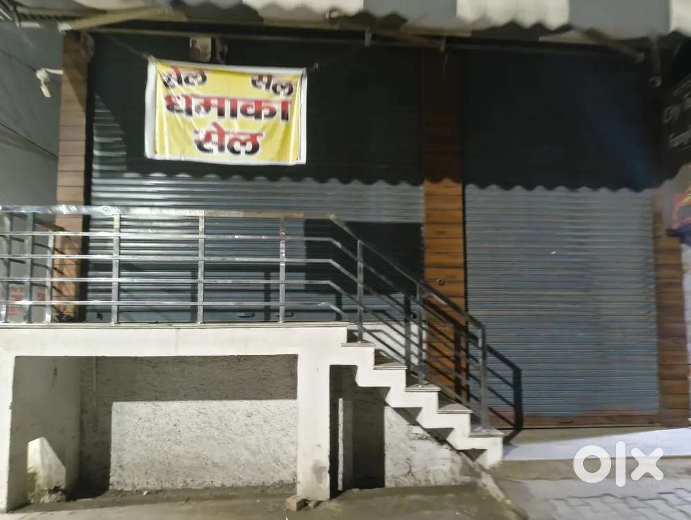 50 feet deep 23 feet front rent k Liye Khali hai  niche ka 25 upr 27 m