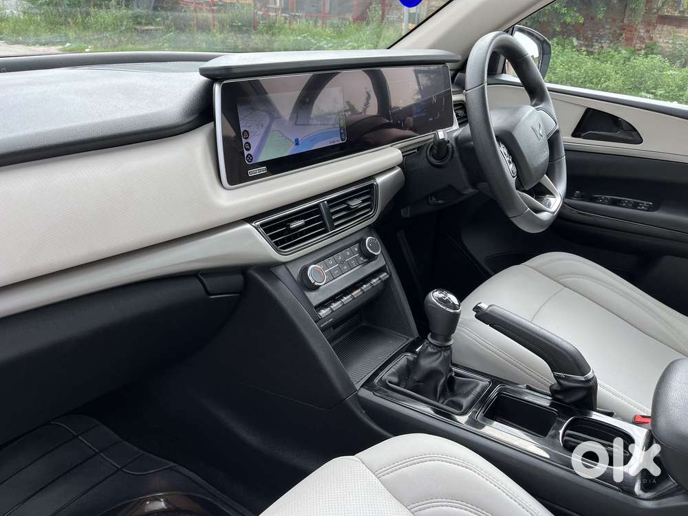 Mahindra Xuv700 Ax 5 Petrol Mt 7 Str (e), 2022, Petrol