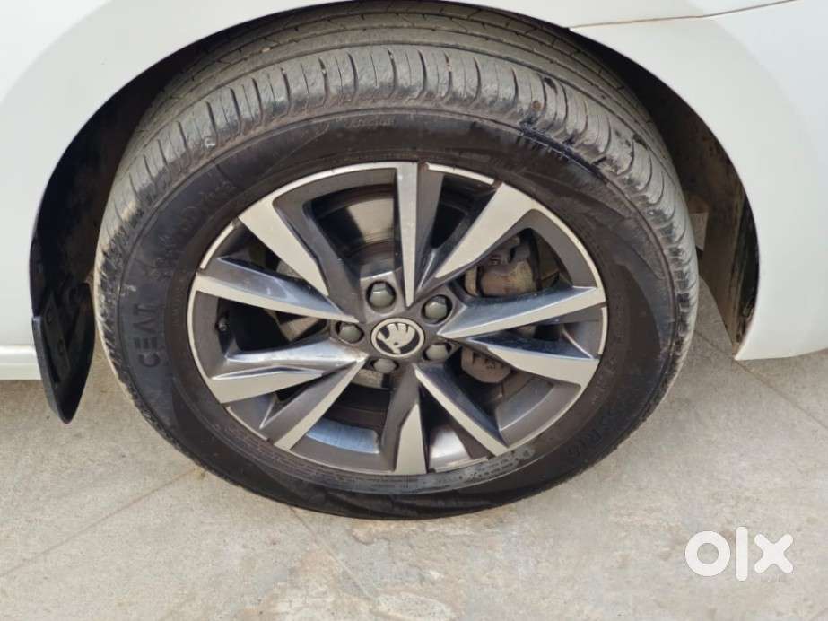 Skoda Slavia 1.0 Tsi Style At, 2023, Petrol