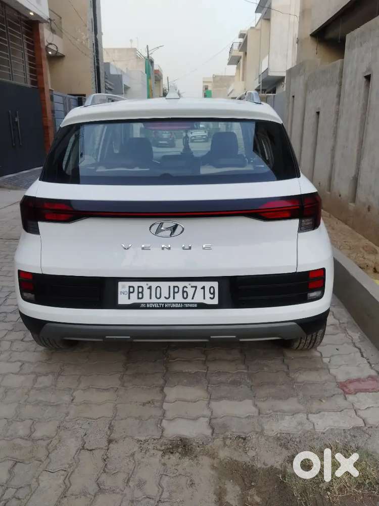 Hyundai Venue 2024 Petrol 28000 Km Driven