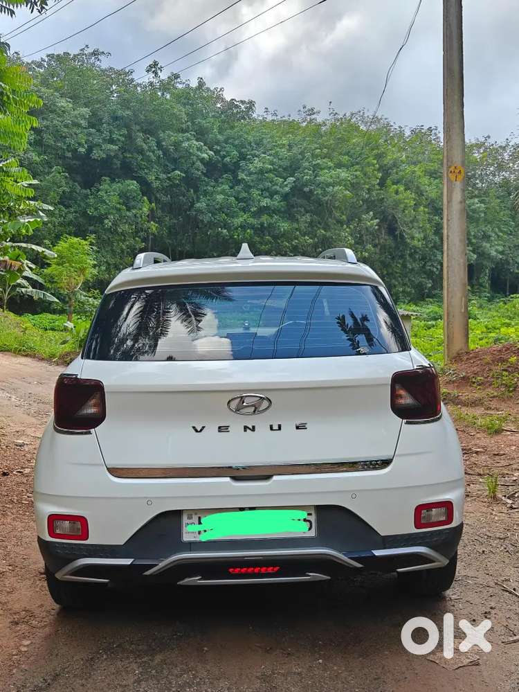 Hyundai Venue 2021 Petrol 41619 Km Driven.