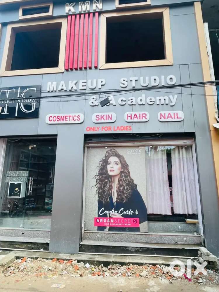Ready to use beauty parlour for rent