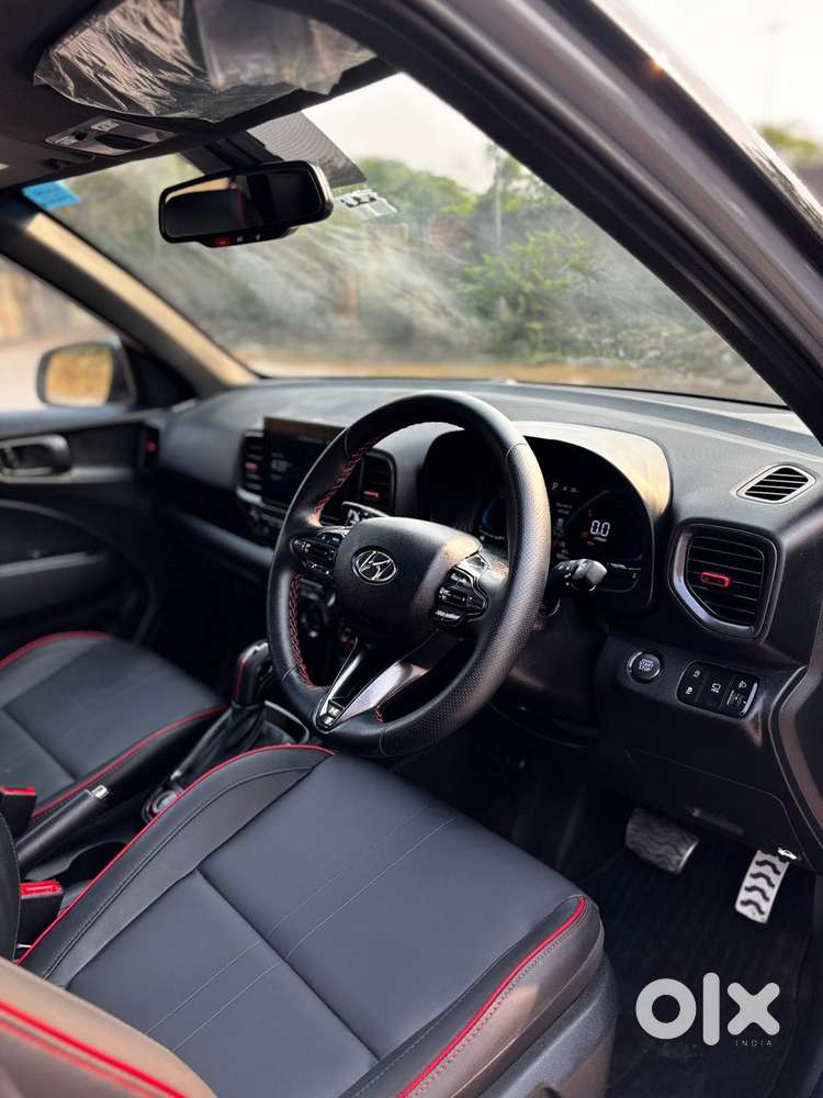 Hyundai Venue 1.0 Sx (o) Turbo Dual Tone, 2025, Petrol