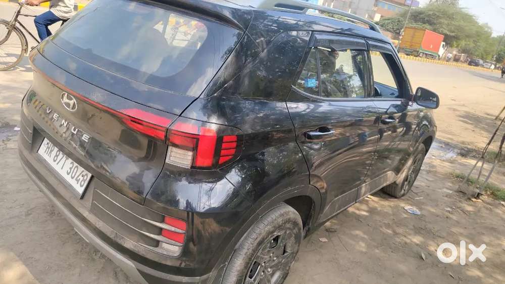 Hyundai Venue 2025 Petrol 7500 Km Driven