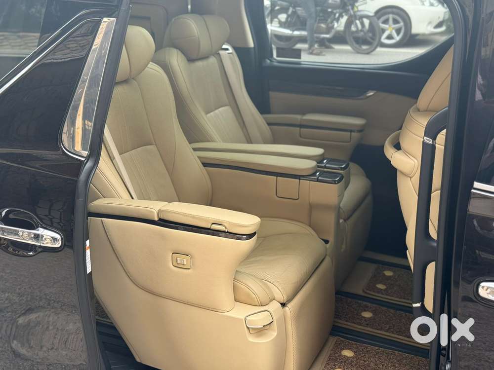 Toyota Vellfire 2.5 Executive Lounge, 2020, Petrol