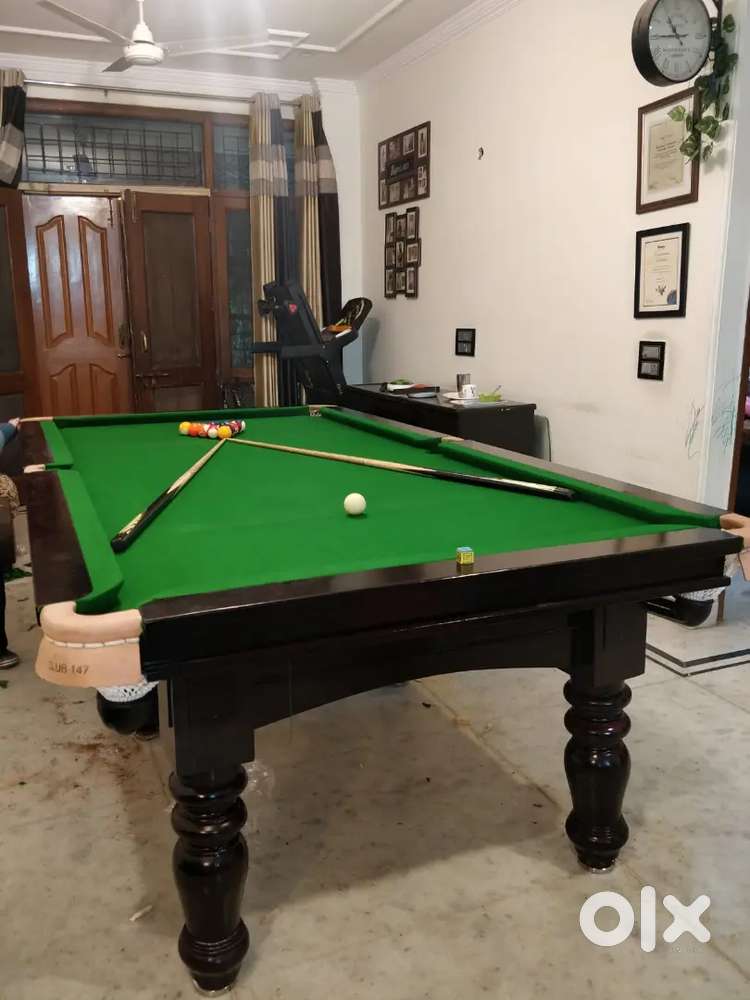 Pool table and snookar table