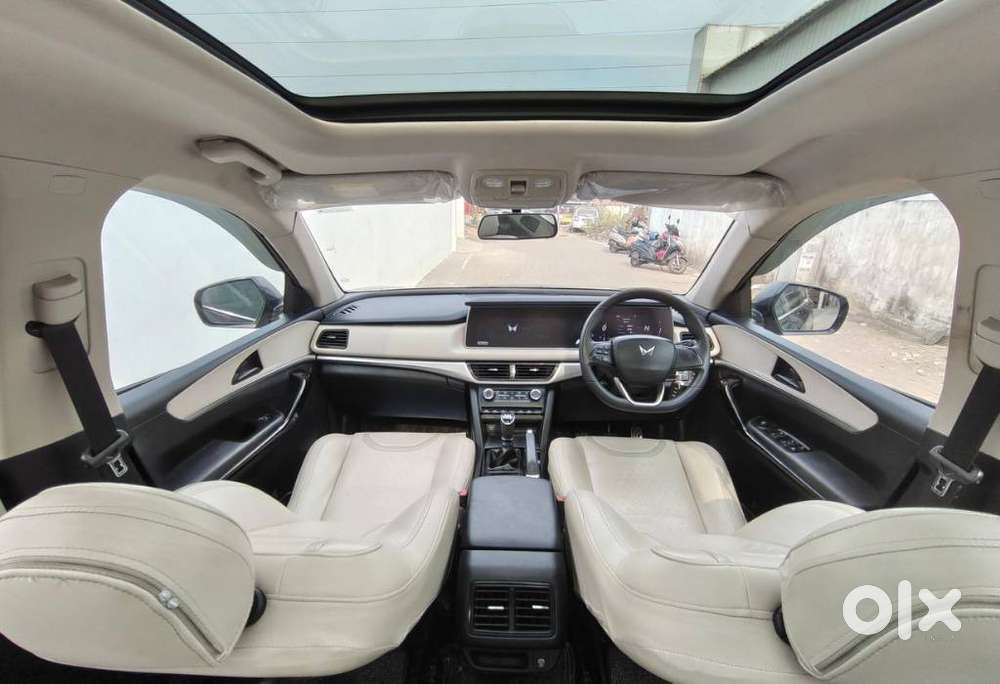 Mahindra Xuv700 2.0 Ax 7 Petrol Mt Str, 2022, Petrol