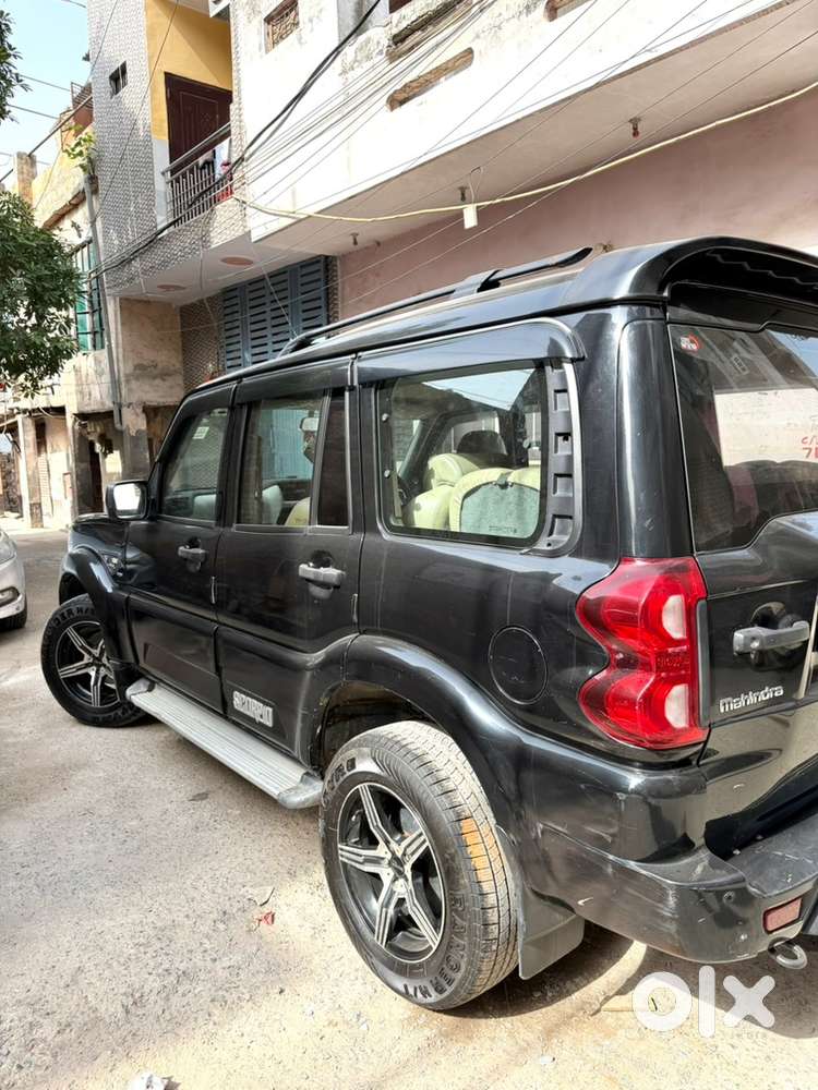 Black Mahindra Scorpio 2019