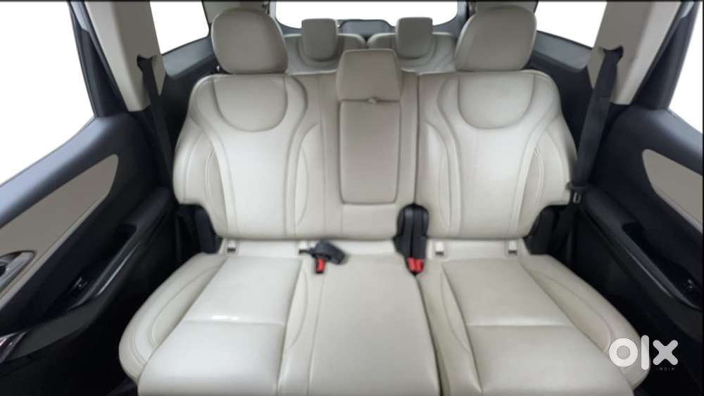 Mahindra Xuv700 2.0 Ax 7 Petrol Mt Str, 2022, Petrol