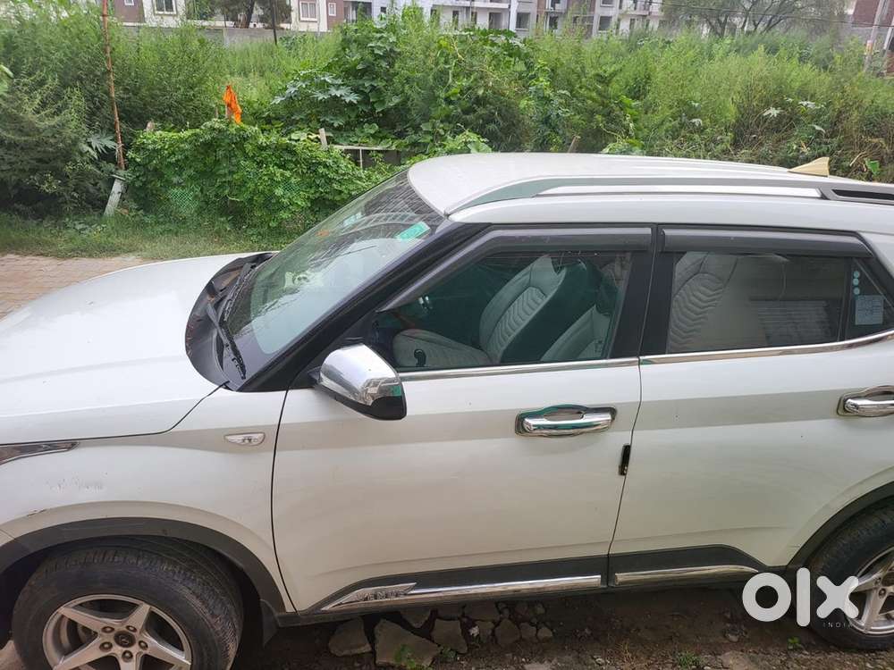 Hyundai Venue Petrol 19