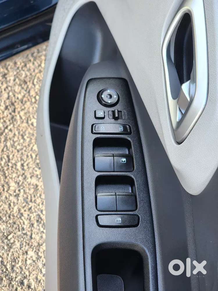 Hyundai Aura Petrol 2022 Company Service Record