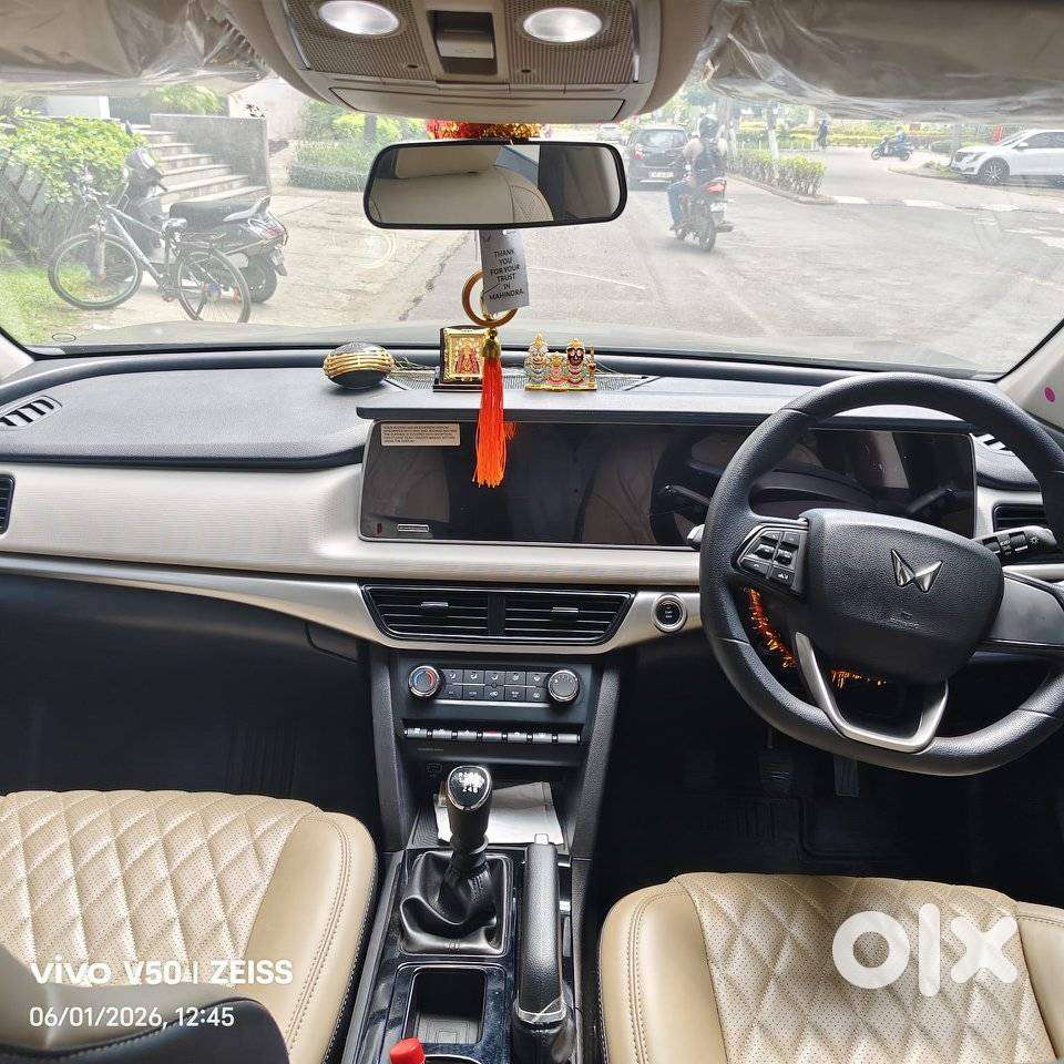 Mahindra Xuv700 Ax 5 Petrol Mt 7 Str (e), 2025, Petrol