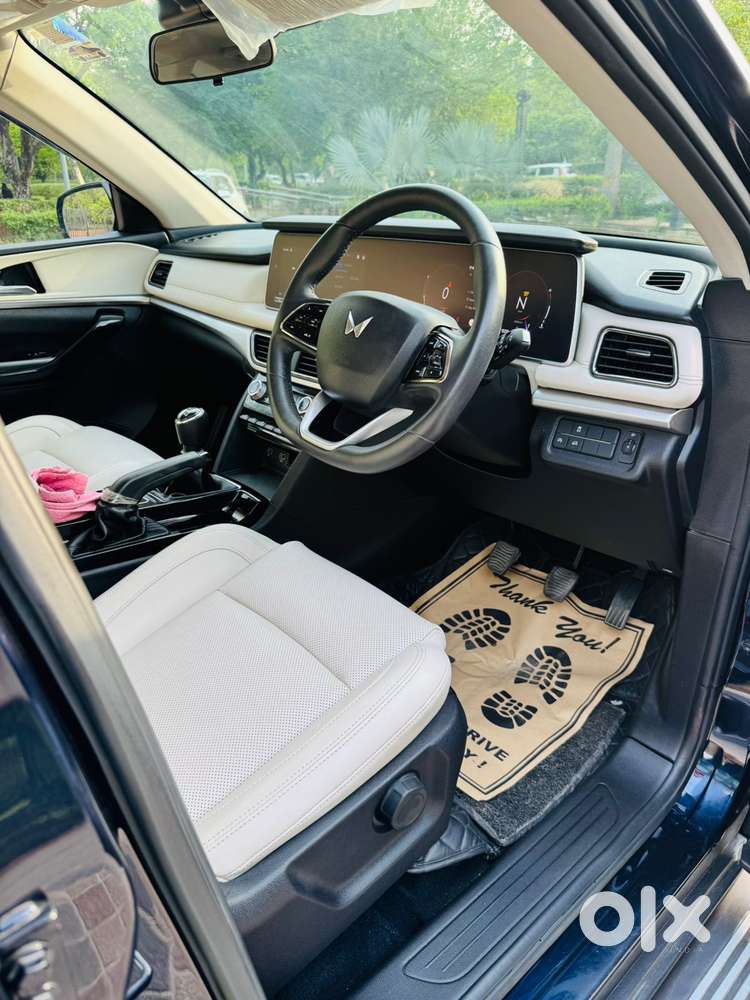 Mahindra Xuv700 2.0 Ax 7 Petrol Mt Str, 2025, Petrol