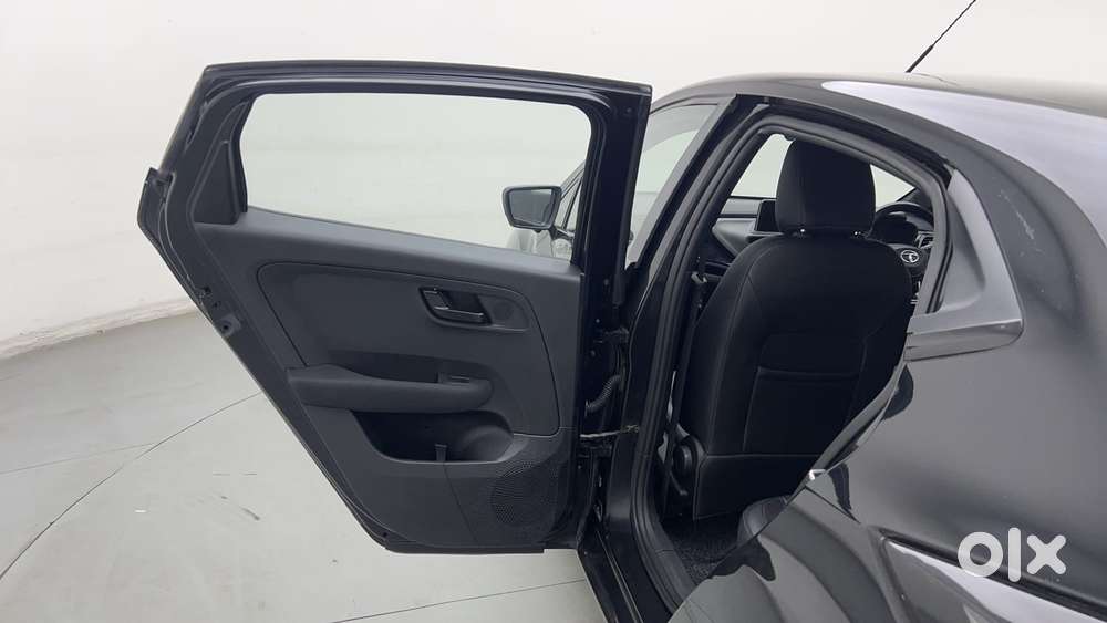 Tata Altroz 1.2 Xza Plus Dark Edition Dct, 2022, Petrol