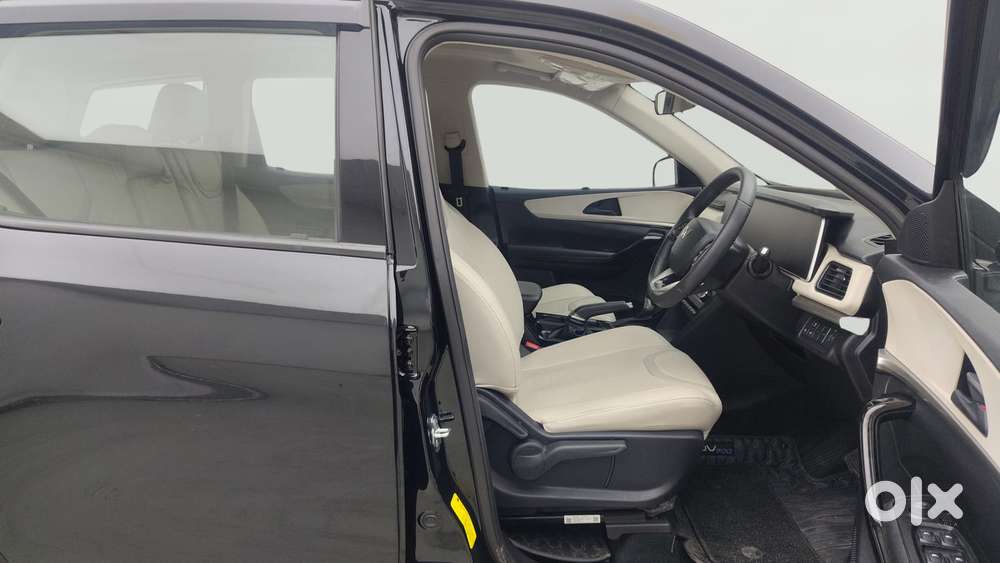 Mahindra Xuv700 2.0 Ax 5 Petrol At Str, 2024, Petrol