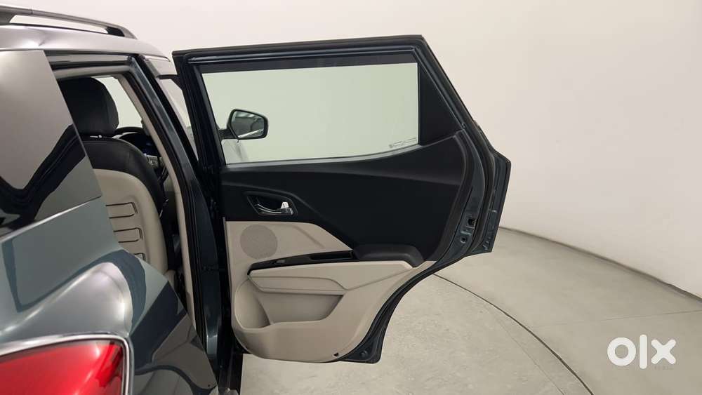 Mahindra Xuv300 1.2 W8 (o) Amt Petrol, 2023, Petrol