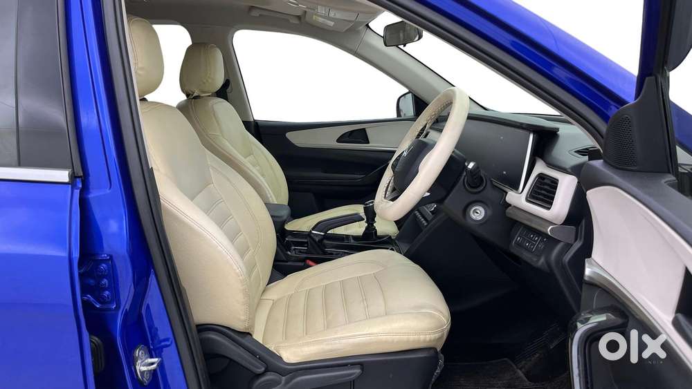 Mahindra Xuv700 2.0 Ax 5 Petrol Mt Str, 2022, Petrol