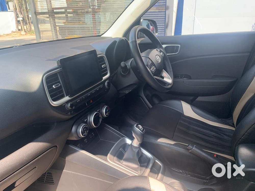Full Option Hyundai Venue Petrol 2021 Well Maintained