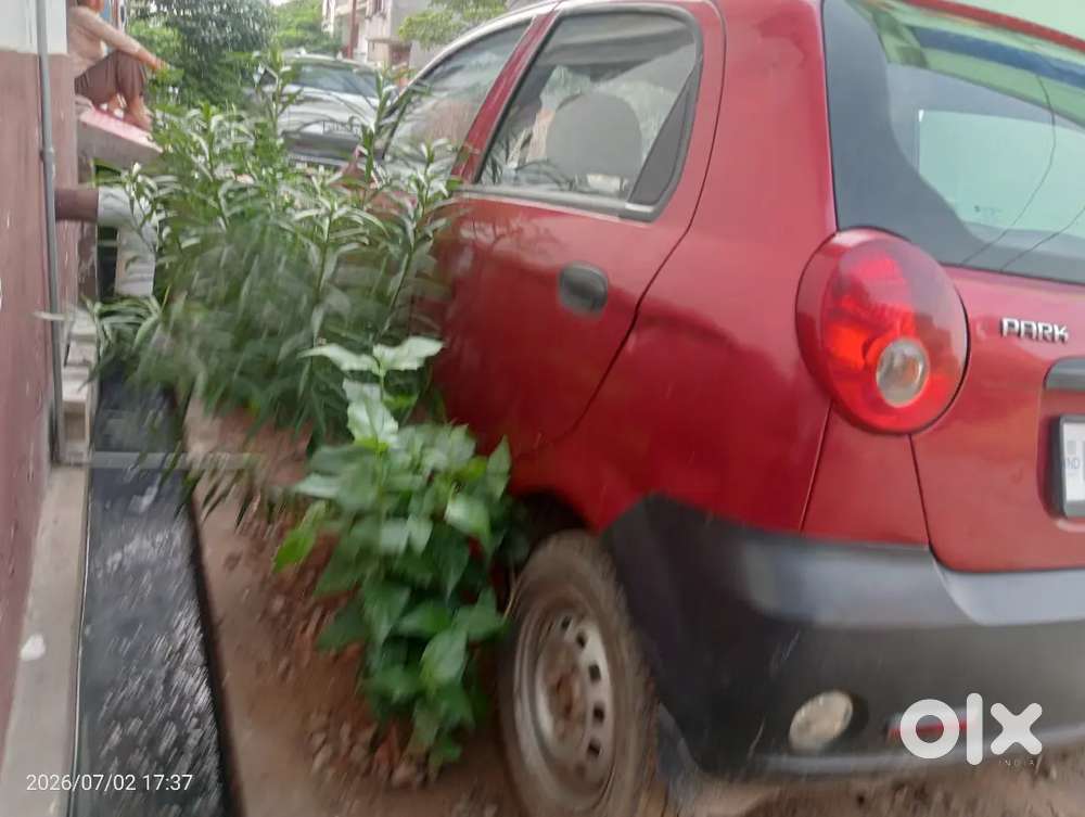 2009 Model Petrol Or Cng Cylinder Few Months Old The Car Only Park