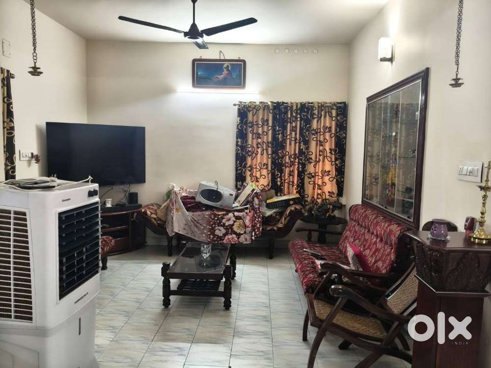 10 cents of Commercial Land with old house in Kadavanthra.