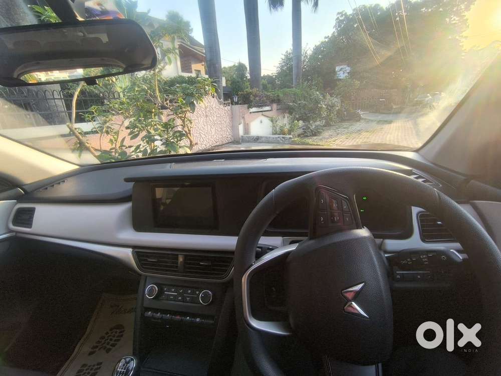 Mahindra Xuv700 Ax 3 Diesel Mt 7 Str (e), 2025, Diesel
