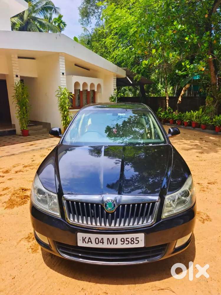 Black Skoda Laura 1.8tsi