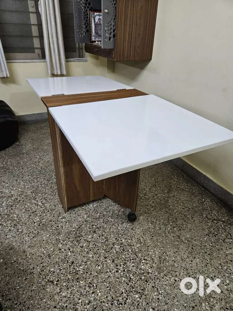 Foldable dining table