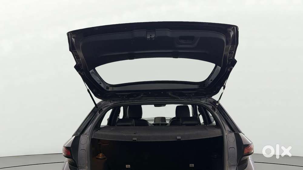 Tata Altroz 1.2 Xza Plus Dark Edition Dct, 2022, Petrol