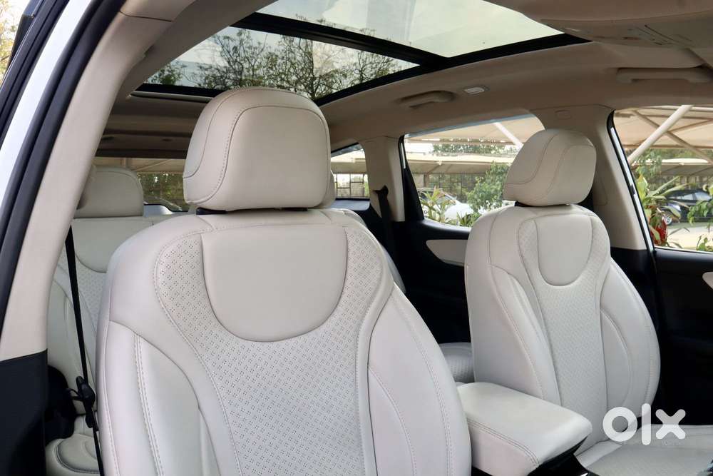 Mahindra Xuv700 2.0 Ax 5 Petrol At Str, 2024, Petrol