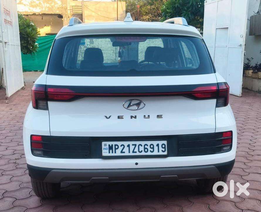 Hyundai Venue 2023 Petrol 11500 Km Driven