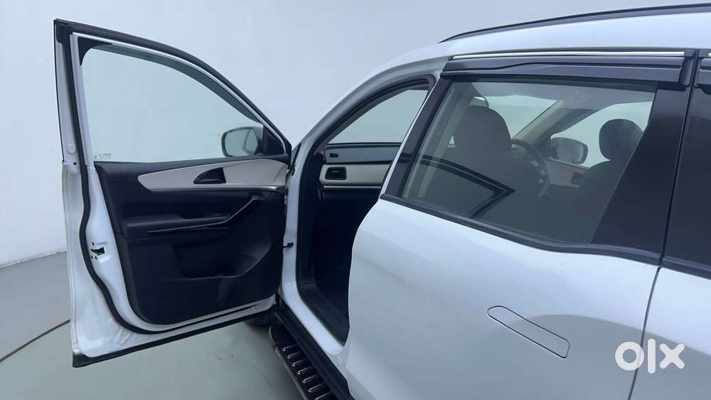Mahindra Xuv700 2.0 Ax 5 Petrol Mt 7 Str, 2022, Petrol