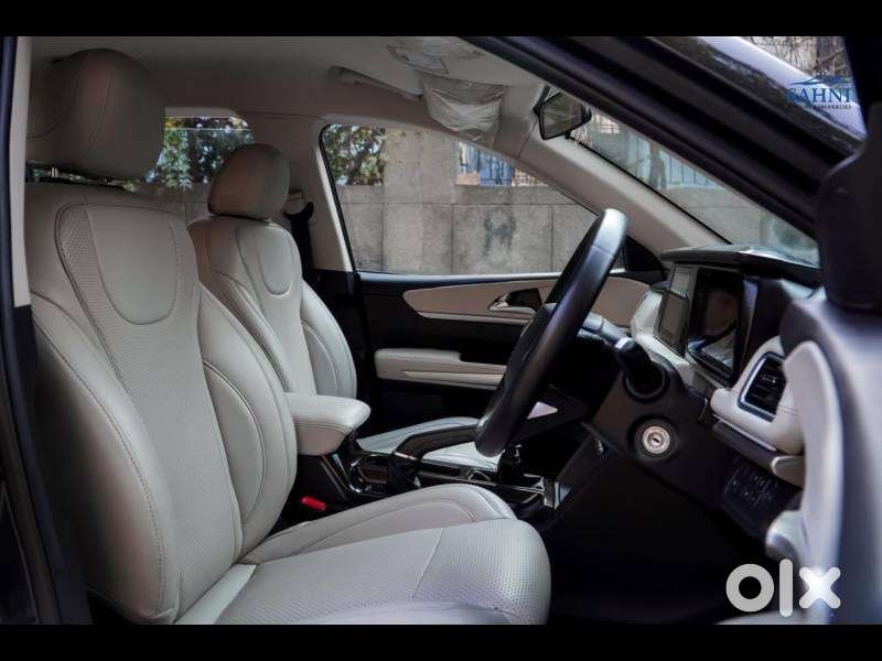 Mahindra Xuv700 2.0 Mx Petrol Mt 5 Str, 2024, Petrol