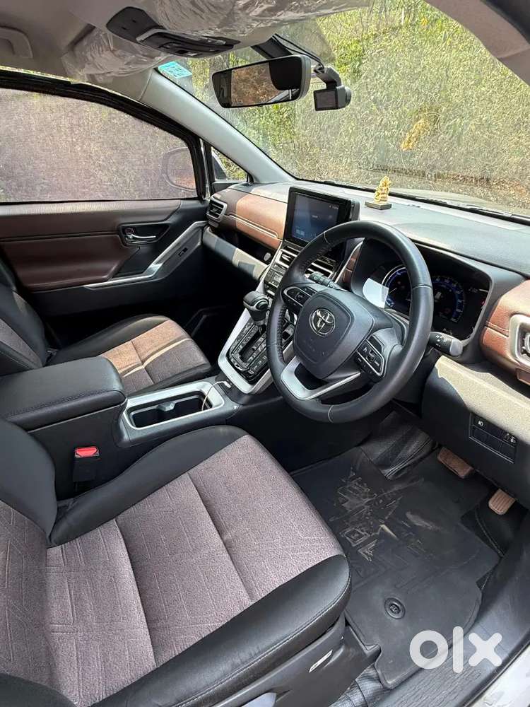 Toyota Innova Hycross