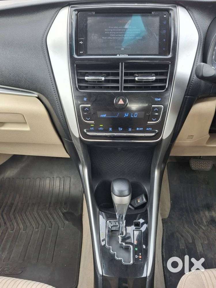 Toyota Yaris V Cvt, 2018, Petrol