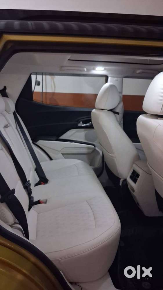 Xuv 3xo Ax7 Automatic Petrol