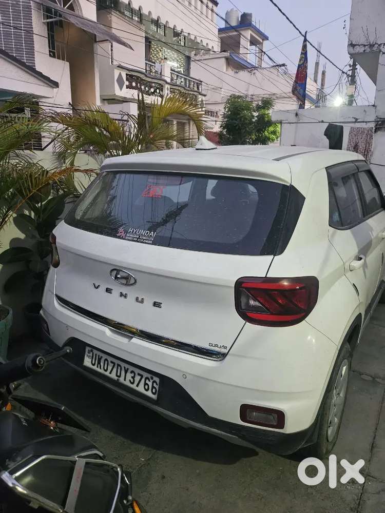 Hyundai Venue 2021 Petrol 27000 Km Driven