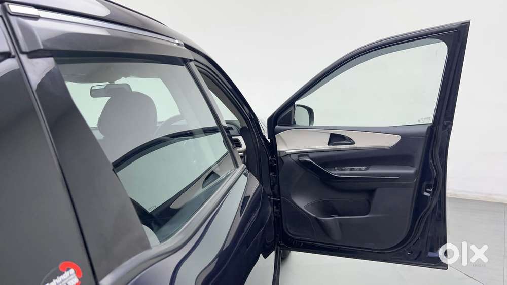 Mahindra Xuv700 2.0 Ax 5 Petrol Mt Str, 2023, Petrol