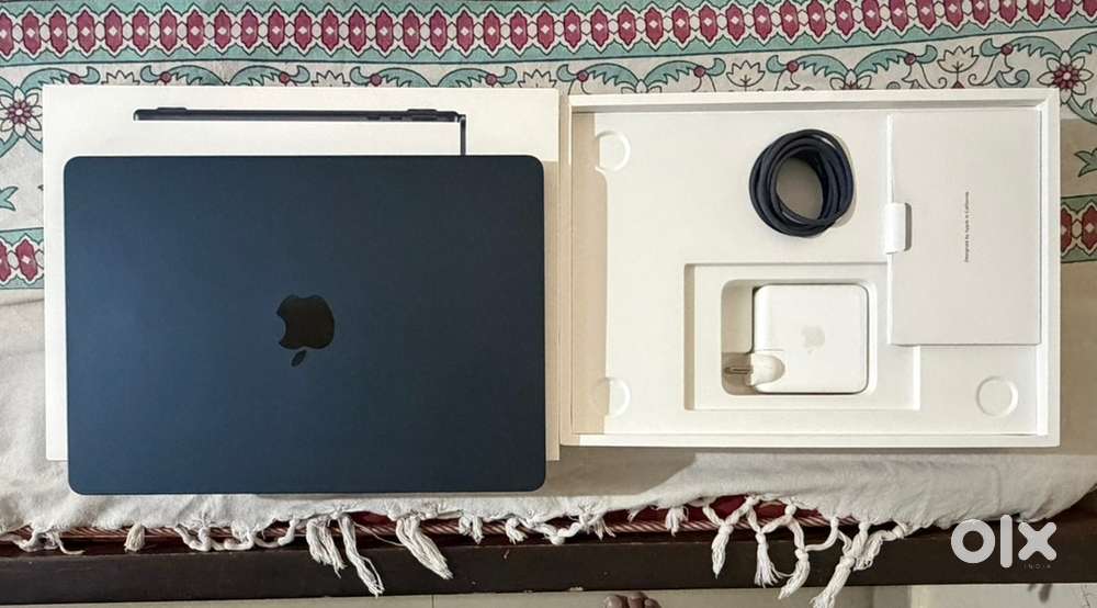 2022 Macbook Air M2 chip 8gb ram, 256 gb hd