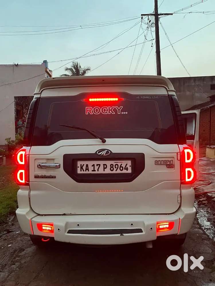 Mahindra Scorpio S10
