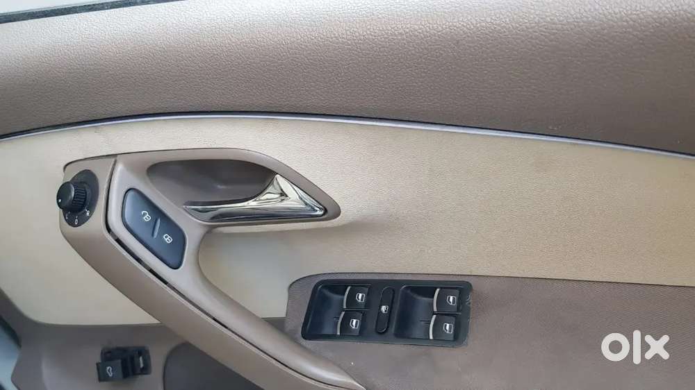 Top Model

Skoda Rapid
Nov 2012
2 Airbags 
Abs Breaking