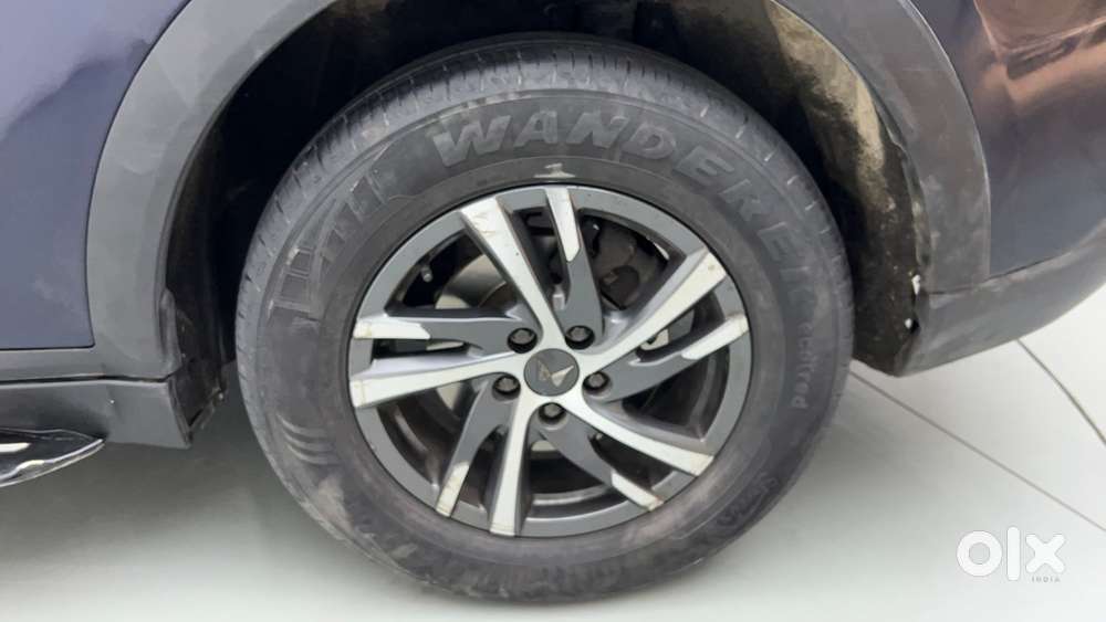 Mahindra Xuv700 2.0 Ax 5 Petrol Mt 7 Str, 2022, Petrol